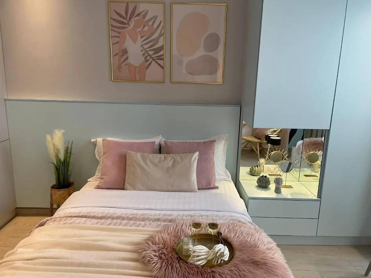 Marshmallow - Homey Central Studio Bucharest Romania